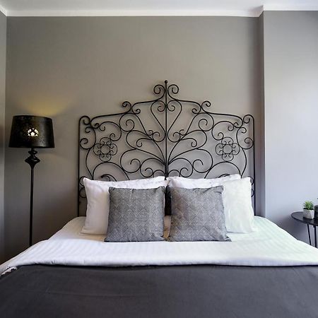Captivating Old Town Apartment Bukares Bagian luar foto