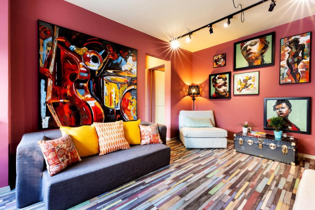 Captivating Old Town Apartment Bukares Bagian luar foto