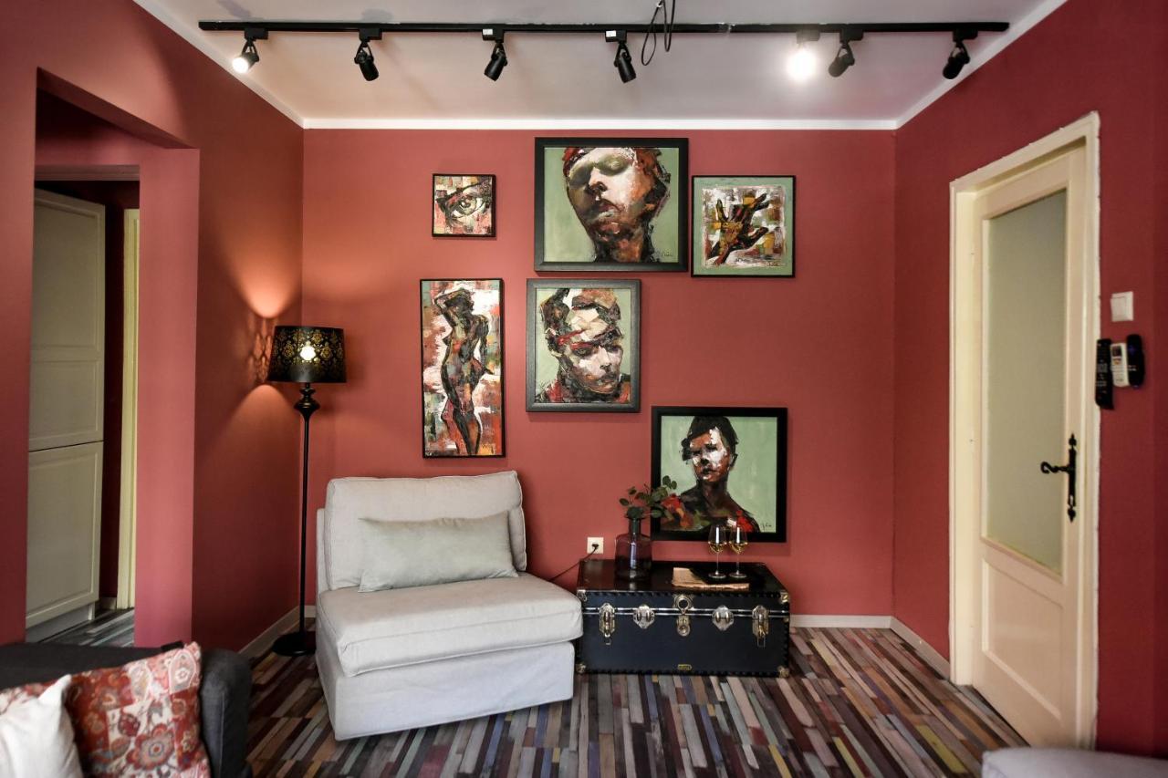 Captivating Old Town Apartment Bukares Bagian luar foto