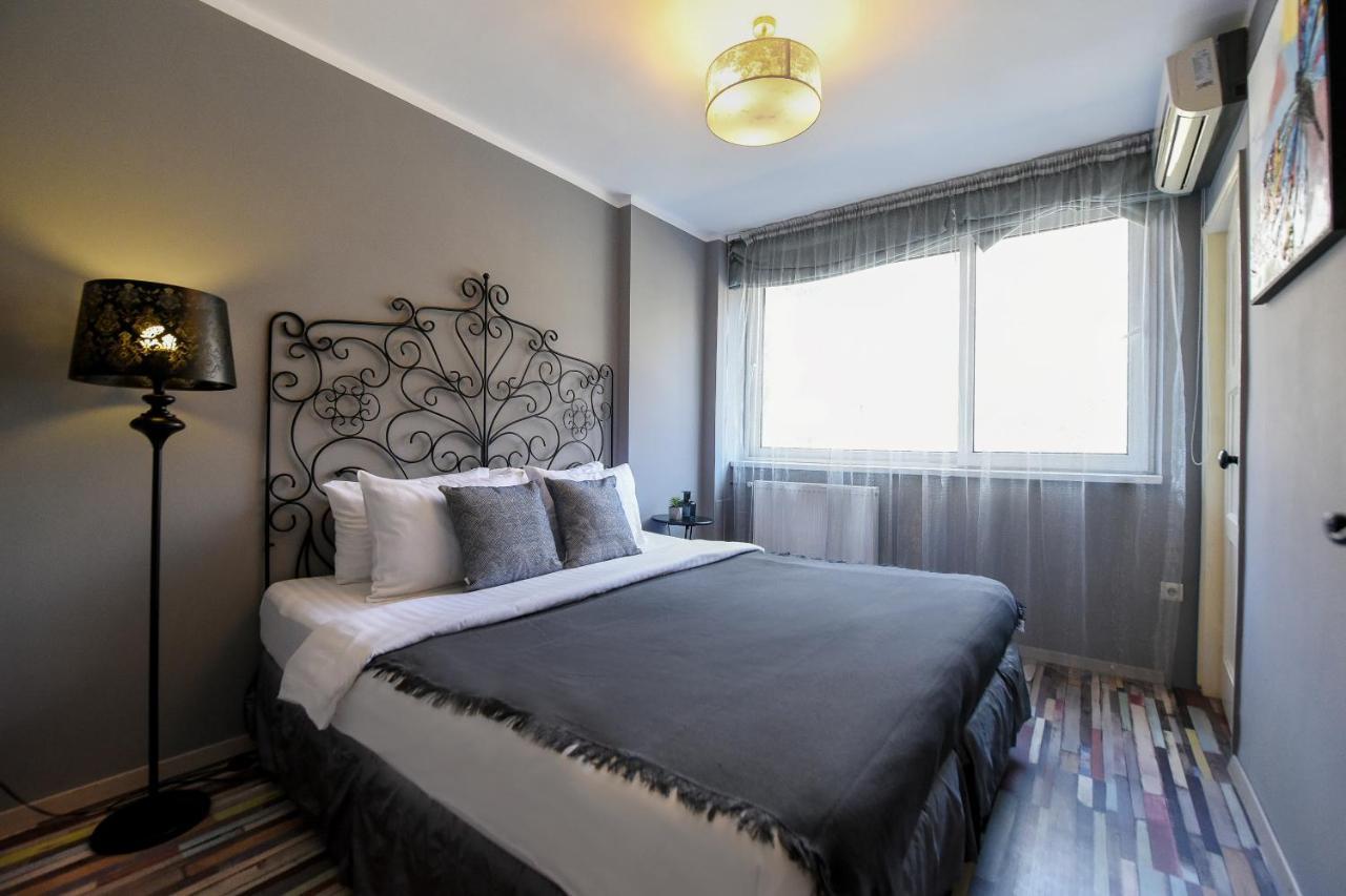 Captivating Old Town Apartment Bukares Bagian luar foto