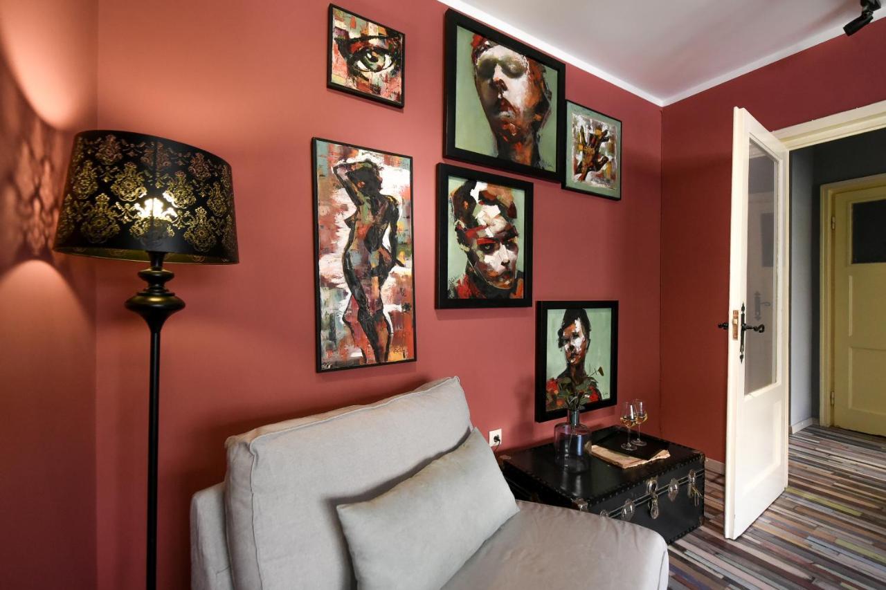 Captivating Old Town Apartment Bukares Bagian luar foto