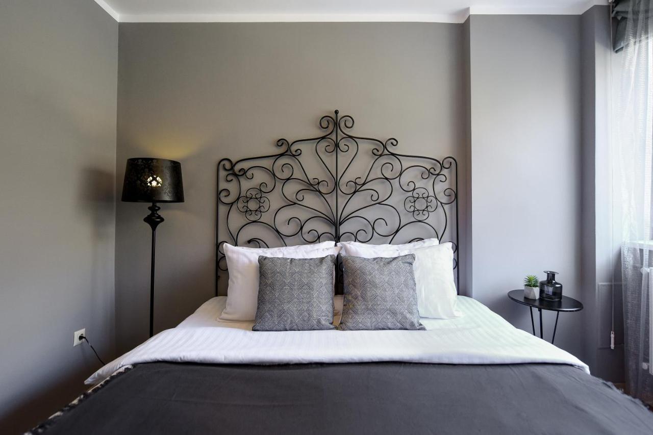 Captivating Old Town Apartment Bukares Bagian luar foto