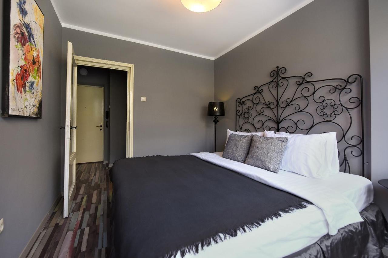 Captivating Old Town Apartment Bukares Bagian luar foto