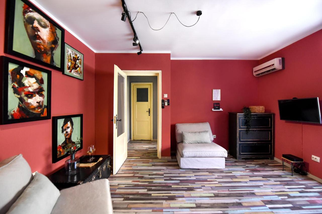 Captivating Old Town Apartment Bukares Bagian luar foto