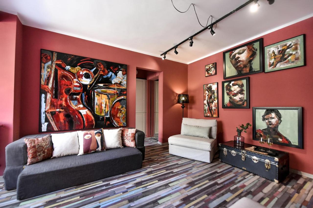 Captivating Old Town Apartment Bukares Bagian luar foto
