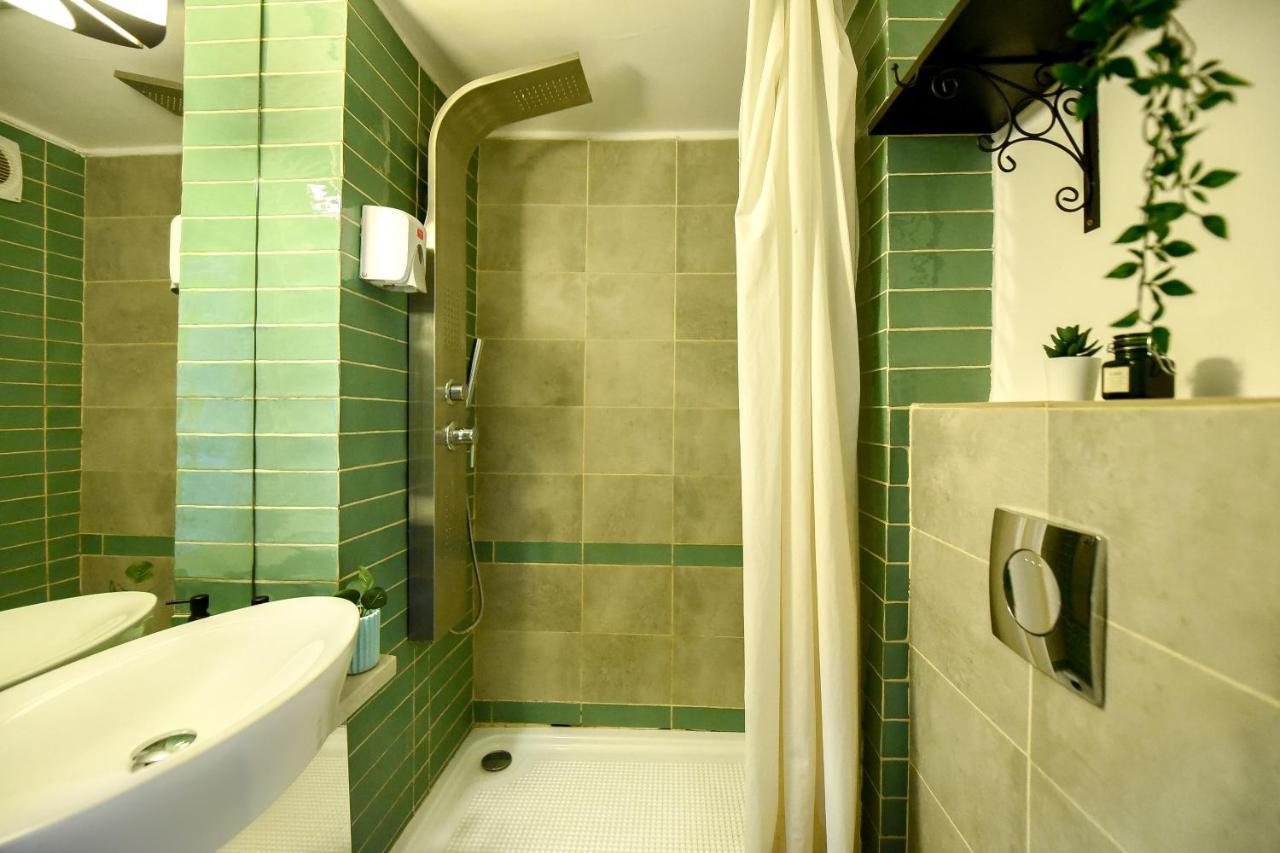 Captivating Old Town Apartment Bukares Bagian luar foto
