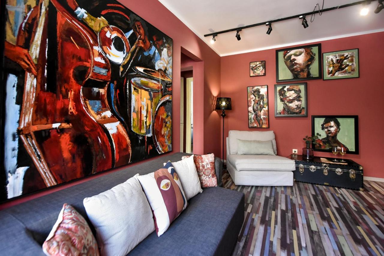 Captivating Old Town Apartment Bukares Bagian luar foto