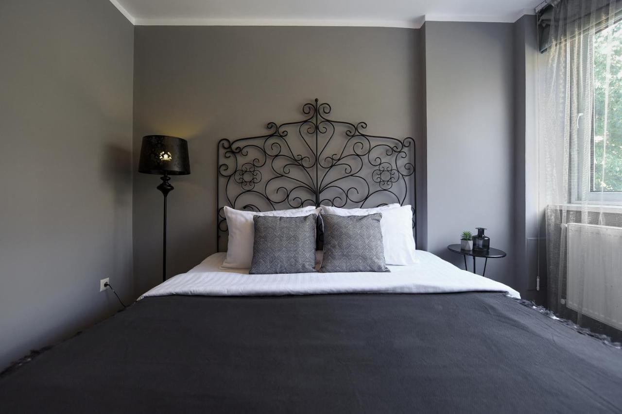 Captivating Old Town Apartment Bukares Bagian luar foto