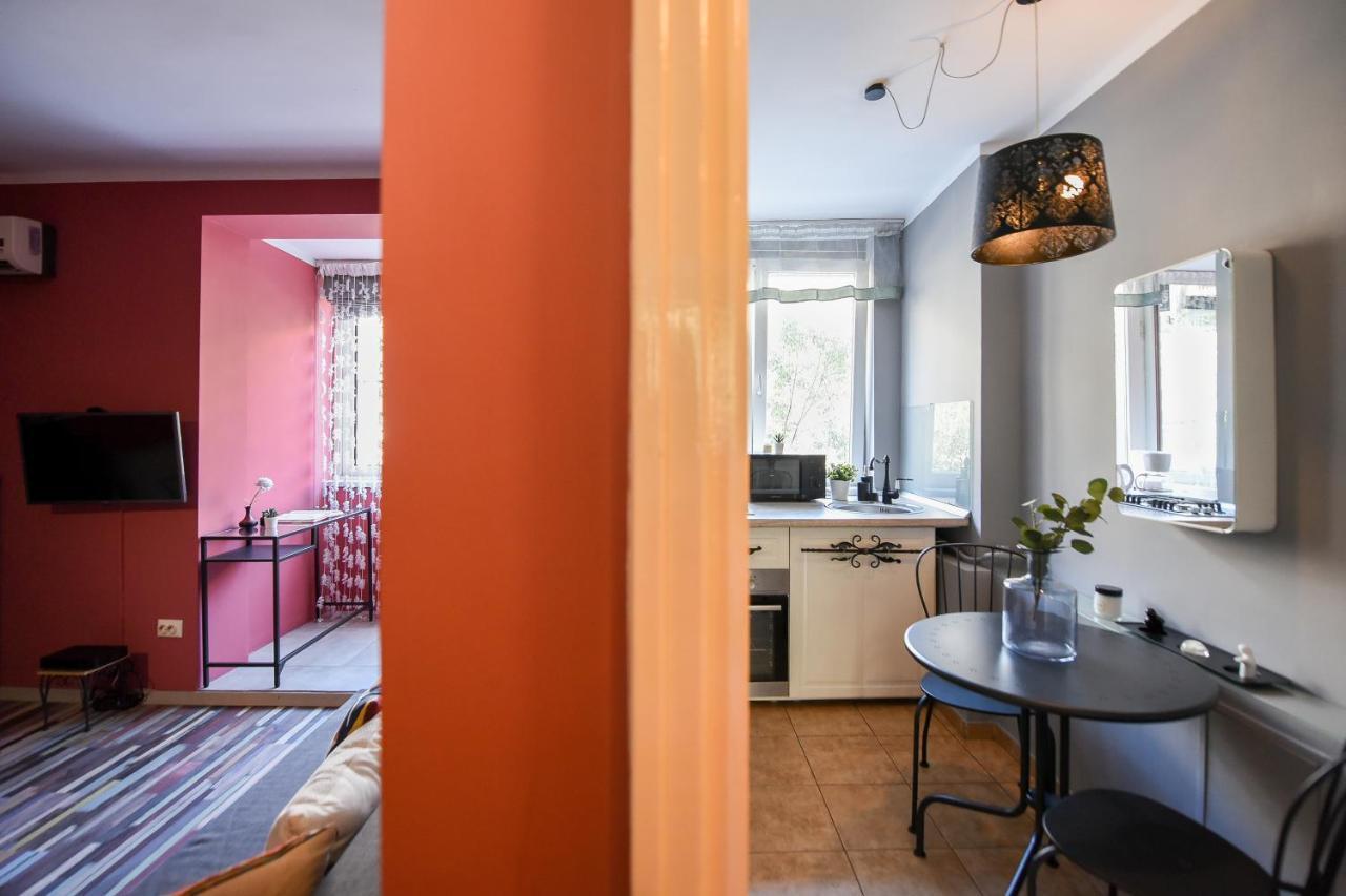 Captivating Old Town Apartment Bukares Bagian luar foto