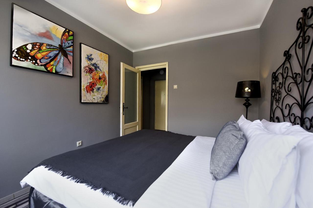 Captivating Old Town Apartment Bukares Bagian luar foto