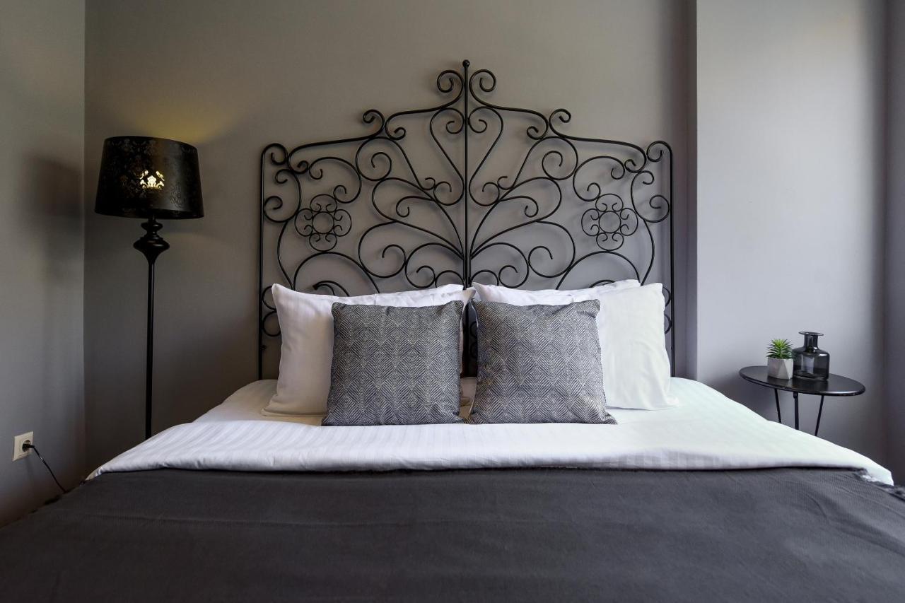 Captivating Old Town Apartment Bukares Bagian luar foto