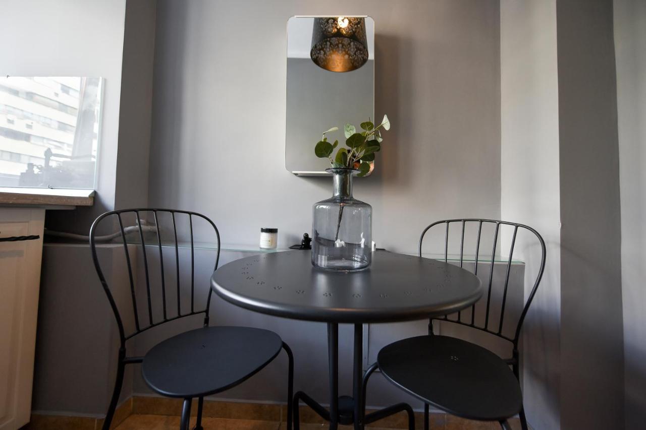 Captivating Old Town Apartment Bukares Bagian luar foto