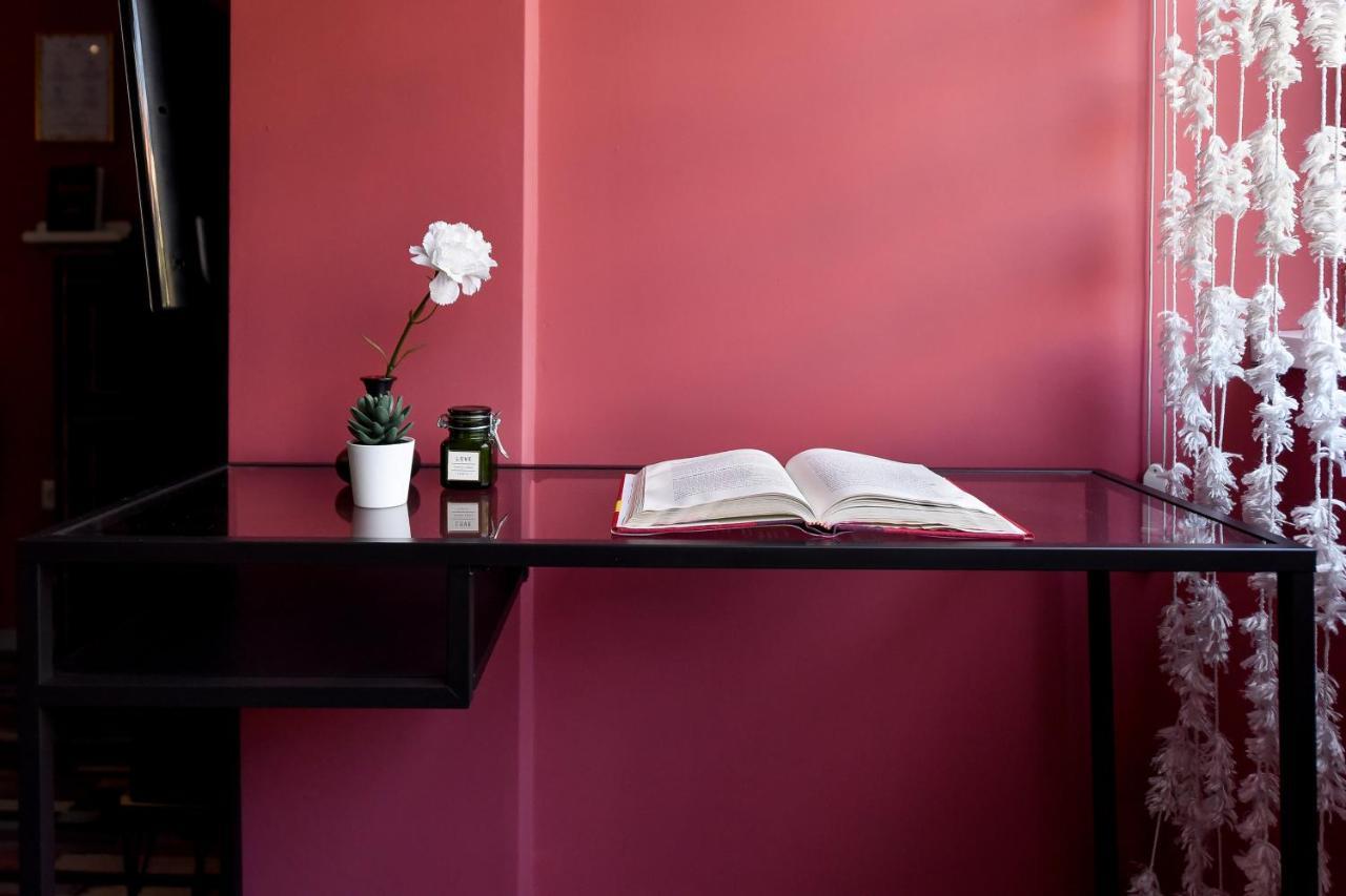 Captivating Old Town Apartment Bukares Bagian luar foto