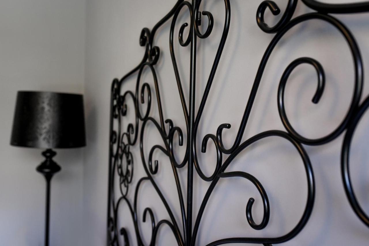 Captivating Old Town Apartment Bukares Bagian luar foto