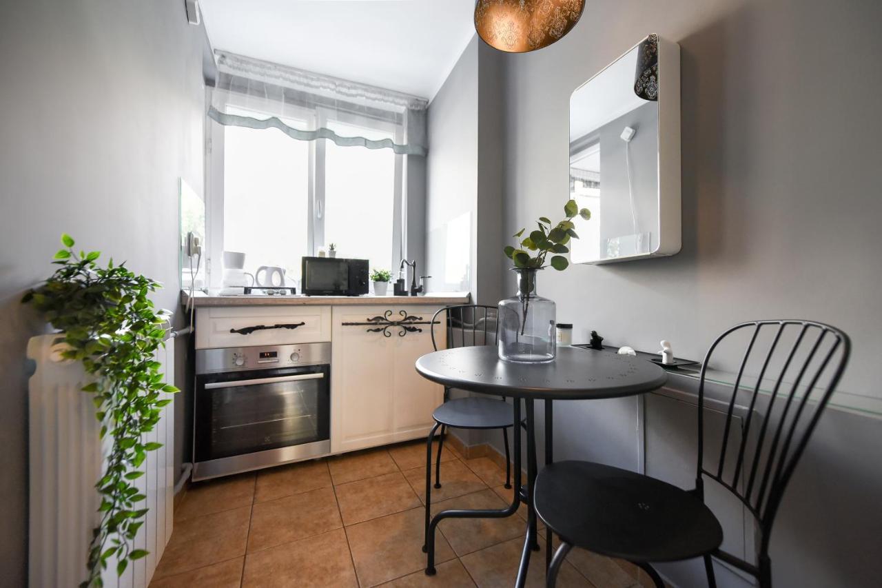 Captivating Old Town Apartment Bukares Bagian luar foto
