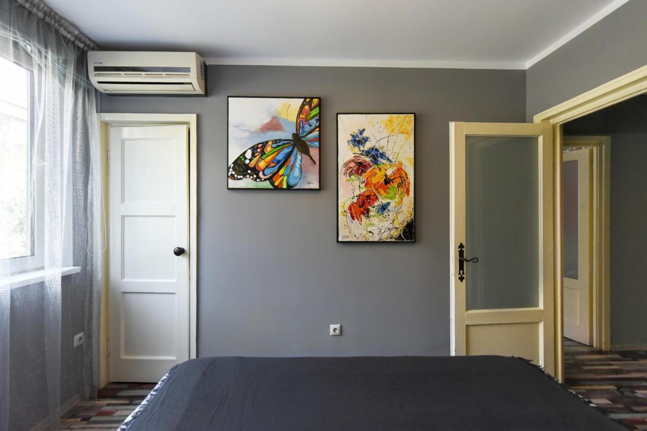 Captivating Old Town Apartment Bukares Bagian luar foto